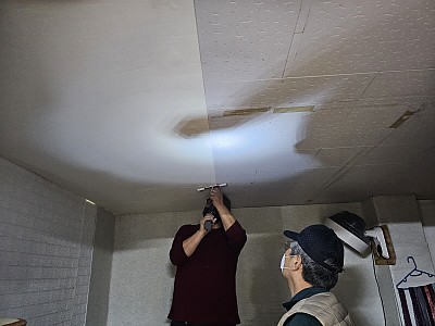 “낡은 벽과 희미한 불빛 아래에도 사랑은 피어난다”